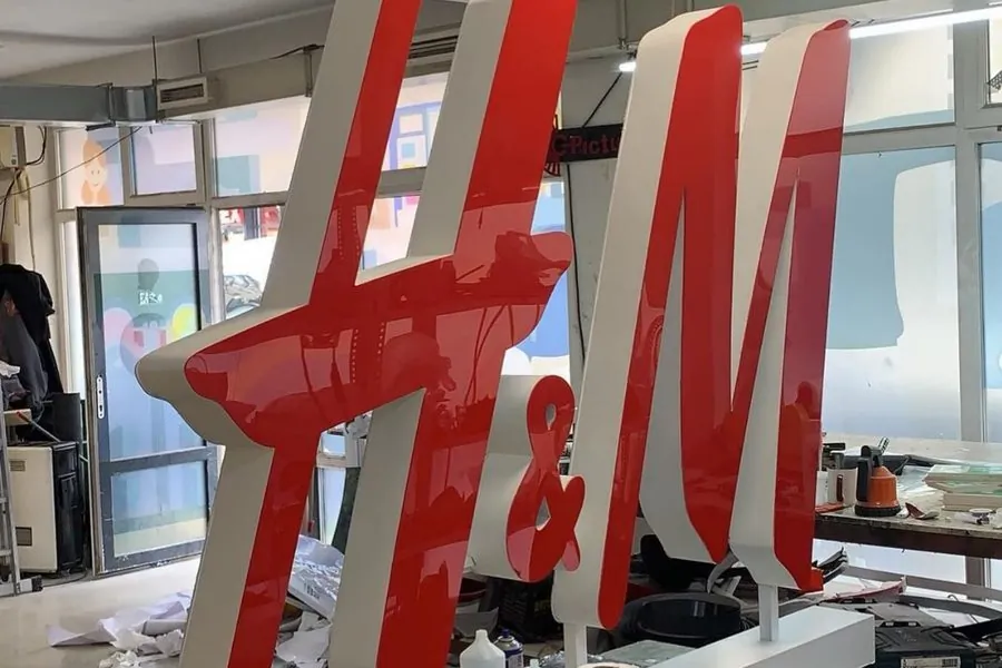 3D letters and logos: H&M
